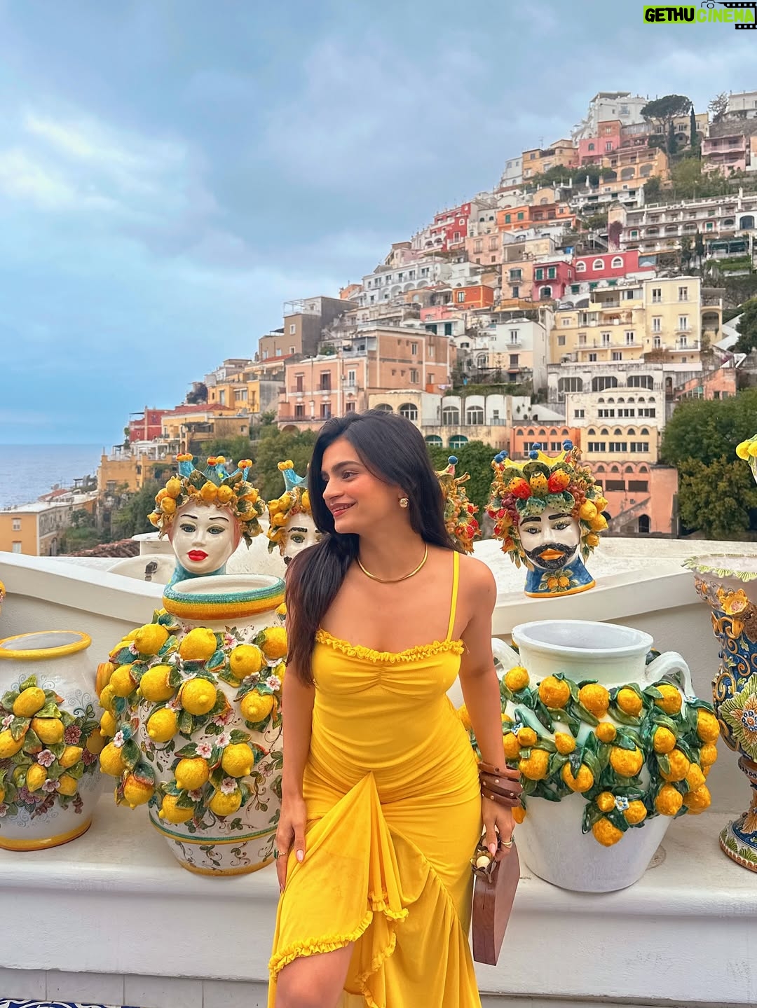 Rajvee Gandhi - 56.2K Likes - From amalfi with love✉️🍋🌸

Outfit @gplt.in 
Footwear @flutter_preeti