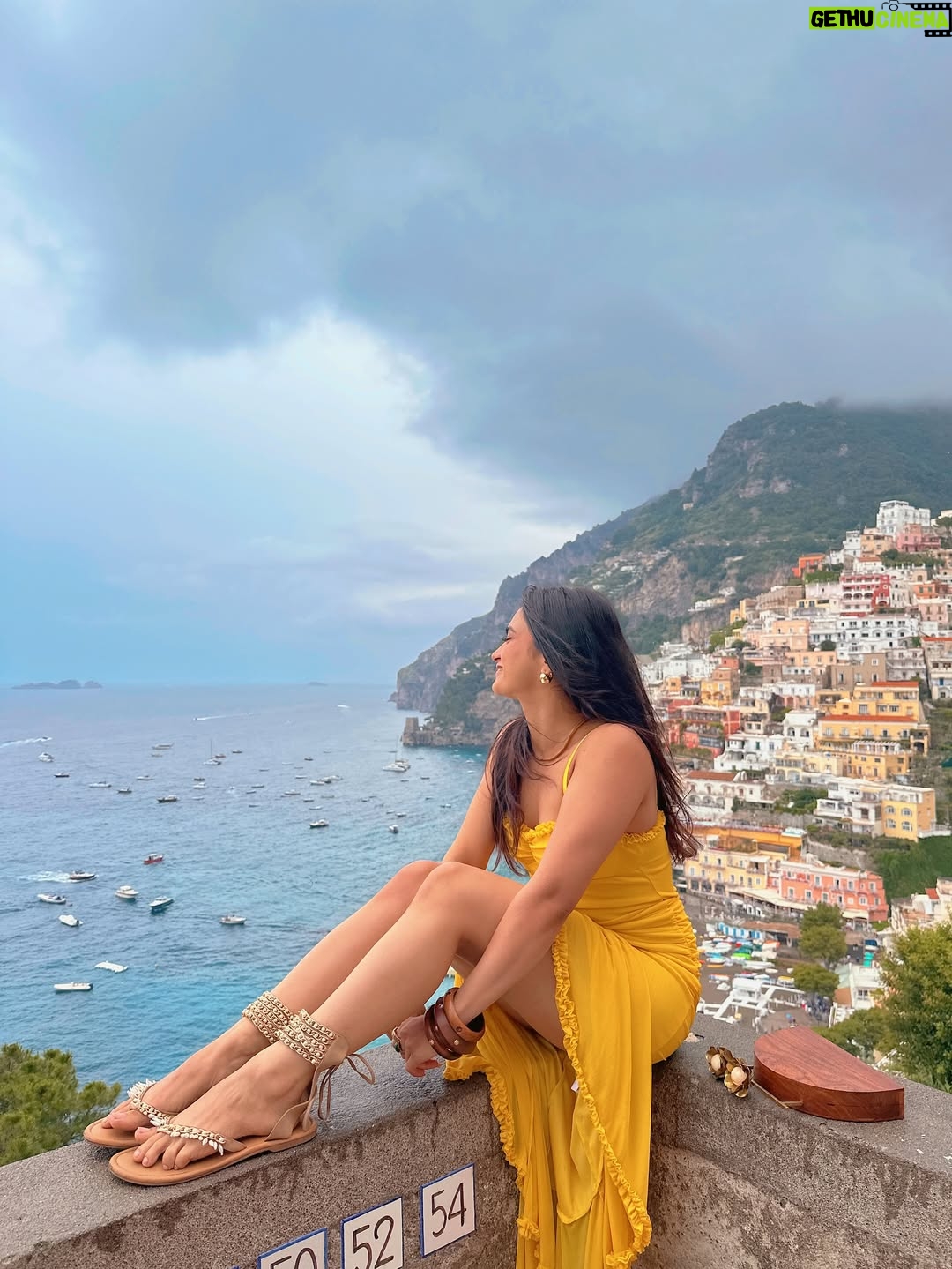 Rajvee Gandhi - 56.2K Likes - From amalfi with love✉️🍋🌸

Outfit @gplt.in 
Footwear @flutter_preeti