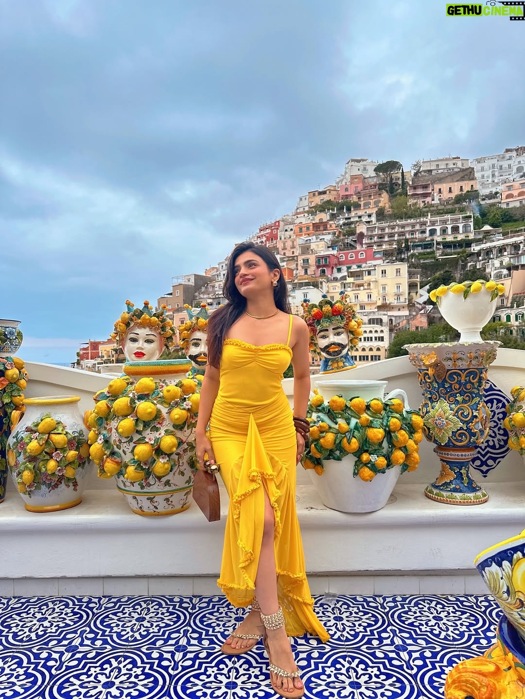 Rajvee Gandhi - 56.2K Likes - From amalfi with love✉️🍋🌸

Outfit @gplt.in 
Footwear @flutter_preeti