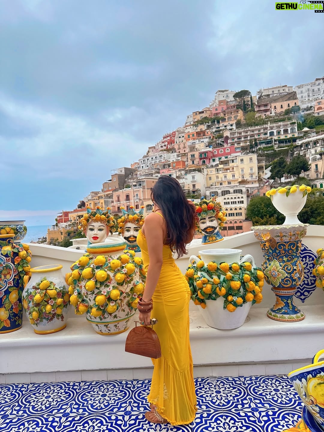 Rajvee Gandhi - 56.2K Likes - From amalfi with love✉️🍋🌸

Outfit @gplt.in 
Footwear @flutter_preeti