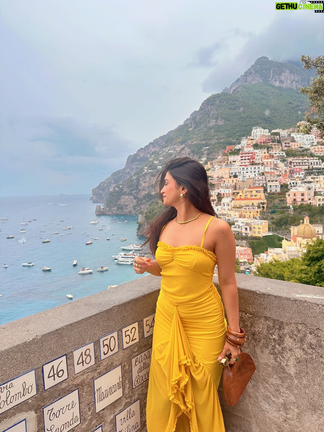 Rajvee Gandhi - 56.2K Likes - From amalfi with love✉️🍋🌸

Outfit @gplt.in 
Footwear @flutter_preeti