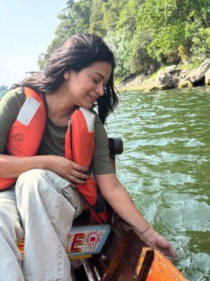 Raksha Upadhyay Instagram - कभी-कभी ज़िंदगी की सबसे बड़ी खुशियाँ किसी बड़ी जगह या महंगे होटल में नहीं मिलतीं…
वो बस एक नाव में मिल जाती हैं, जब लहरों की थपकी दिल को सुकून देती है।
आज Naini Lake की ठंडी हवा ने मन की सारी थकान छीन ली —
और उन नन्ही बत्तखों और मछलियों ने तो दिल ही चुरा लिया।
एक पल के लिए लगा, जैसे इंसान होना भूल जाऊँ —
बस एक मासूम मुसाफिर बन जाऊँ,
जो पानी की सतह पर तैरती खुशियों में अपनी छोटी-छोटी बातें भी बहा दे।
जब biscuit के छोटे टुकड़े उन नन्हे पंखों और पूंछों तक पहुँचे,
उनकी आँखों में जो भरोसा दिखा… वो priceless था।
शायद यही connection है — इंसान और प्रकृति के बीच… बिना किसी भाषा, बिना किसी शर्त।
काश! हर किसी को कभी न कभी ऐसी झील पर बैठकर
अपने दिल के बोझ को लहरों में उतारने का मौका मिले।
क्योंकि सुकून खरीदना मुश्किल है… पर ऐसे पलों में जीना आसान है।”* 🌿🦆🐟🛶💙
#NainiLake #BoatingDiaries #SoulfulMoments #DuckTales #FeedTheFish #TravelWithHeart #NatureLover #SimpleJoys #LifeByTheLake #ZindagiMilegiDobara