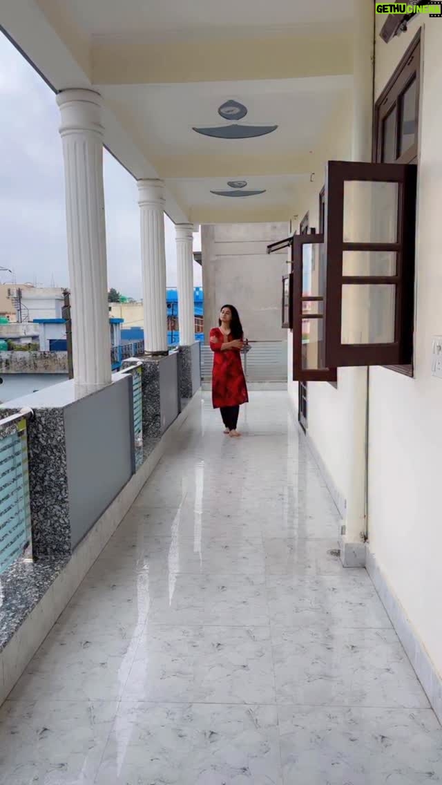 Raksha Upadhyay - 3 Likes - सुनो, अगर आज से बीस साल बाद तुम्हें मेरी याद आए… 
तो बस बेझिझक बुला लेना।
शायद उस वक़्त मैं तुम्हें वैसे गले न लगा पाऊँ…
पर मैं ज़रूर सौंप दूँगी वो सारी कविताएँ,
जो मैंने इन बीस सालों में तुम्हें याद करते हुए लिखी होंगी।

हर शब्द, हर पंक्ति तुम्हारे नाम होगी…
हर स्याही की बूँद मेरी तड़प और मेरा इंतज़ार कहेगी।
शायद वक़्त हमें दूर कर दे, 
पर यह एहसास कभी दूर नहीं जाएगा…
क्योंकि प्रेम वक्त का मोहताज नहीं होता,
वो तो स्मृतियों में भी जिंदा रहता है। ♥️ 

⸻

💬
👉 अगर आपको भी किसी की यादें सालों बाद तक लिखने का मन हुआ है… तो comments में बताइए, किसके नाम लिखते आप? ✍️

⸻

🔖#dearraksha #dear_raksha #poetry 
#DearRaksha #DilKiBaat #UnconditionalLove #TimelessLove #HeartfeltPoetry #SoulConnection #PremKiKahani #TrueFeelings #Inspiration #LoveForever #reelwithfeel #dilkibaat
