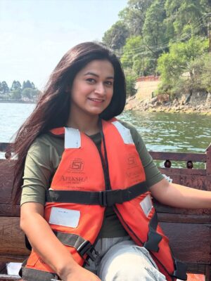 Raksha Upadhyay Instagram - कभी-कभी ज़िंदगी की सबसे बड़ी खुशियाँ किसी बड़ी जगह या महंगे होटल में नहीं मिलतीं…
वो बस एक नाव में मिल जाती हैं, जब लहरों की थपकी दिल को सुकून देती है।
आज Naini Lake की ठंडी हवा ने मन की सारी थकान छीन ली —
और उन नन्ही बत्तखों और मछलियों ने तो दिल ही चुरा लिया।
एक पल के लिए लगा, जैसे इंसान होना भूल जाऊँ —
बस एक मासूम मुसाफिर बन जाऊँ,
जो पानी की सतह पर तैरती खुशियों में अपनी छोटी-छोटी बातें भी बहा दे।
जब biscuit के छोटे टुकड़े उन नन्हे पंखों और पूंछों तक पहुँचे,
उनकी आँखों में जो भरोसा दिखा… वो priceless था।
शायद यही connection है — इंसान और प्रकृति के बीच… बिना किसी भाषा, बिना किसी शर्त।
काश! हर किसी को कभी न कभी ऐसी झील पर बैठकर
अपने दिल के बोझ को लहरों में उतारने का मौका मिले।
क्योंकि सुकून खरीदना मुश्किल है… पर ऐसे पलों में जीना आसान है।”* 🌿🦆🐟🛶💙
#NainiLake #BoatingDiaries #SoulfulMoments #DuckTales #FeedTheFish #TravelWithHeart #NatureLover #SimpleJoys #LifeByTheLake #ZindagiMilegiDobara