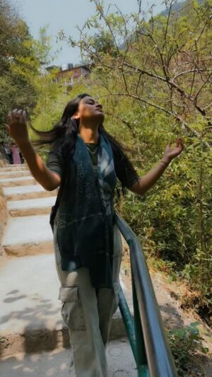 Raksha Upadhyay Instagram - उसकी आंखें समंदर सी गहरी है न जाने कितने राज़ छिपे हुए है उसकी आंखों में,उसका खुद पर आत्मविश्वास की हां मैं सब ठीक कर लूंगा,ऐसा नहीं कि उसमें कोई कमियां नहीं है पर खूबियां इतनी है कि कमियां दिखती ही नही,उसकी बाजुएं चट्टानों जैसी मजबूत है..जितना कठोर उतना ही कोमल भी है❤️