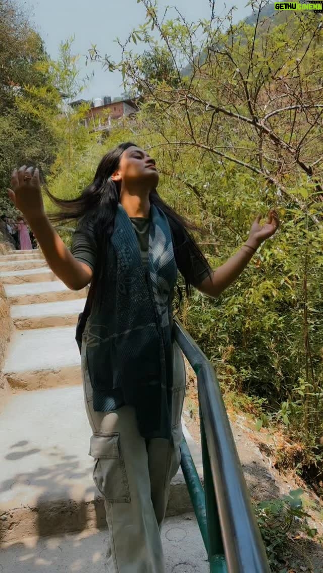 Raksha Upadhyay - 3 Likes - उसकी आंखें समंदर सी गहरी है न जाने कितने राज़ छिपे हुए है उसकी आंखों में,उसका खुद पर आत्मविश्वास की हां मैं सब ठीक कर लूंगा,ऐसा नहीं कि उसमें कोई कमियां नहीं है पर खूबियां इतनी है कि कमियां दिखती ही नही,उसकी बाजुएं चट्टानों जैसी मजबूत है..जितना कठोर  उतना ही कोमल भी है❤️