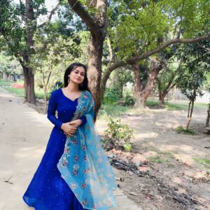 Raksha Upadhyay Instagram - उसने पूछा तुम इतना बोलती क्यूं हो..???
उसको क्या पता कि ये दुनिया सिमटी है तो सिर्फउसी के पास है और सारी बातें घूमती उसी के चारों ओर है...किसी और से तो बात तक नहीं की जाती और उसके सामने न जाने कहां से इतनी बातें कही जाती.. वो मेरा पसंदीदा शख्स जो ठहरा...❤️