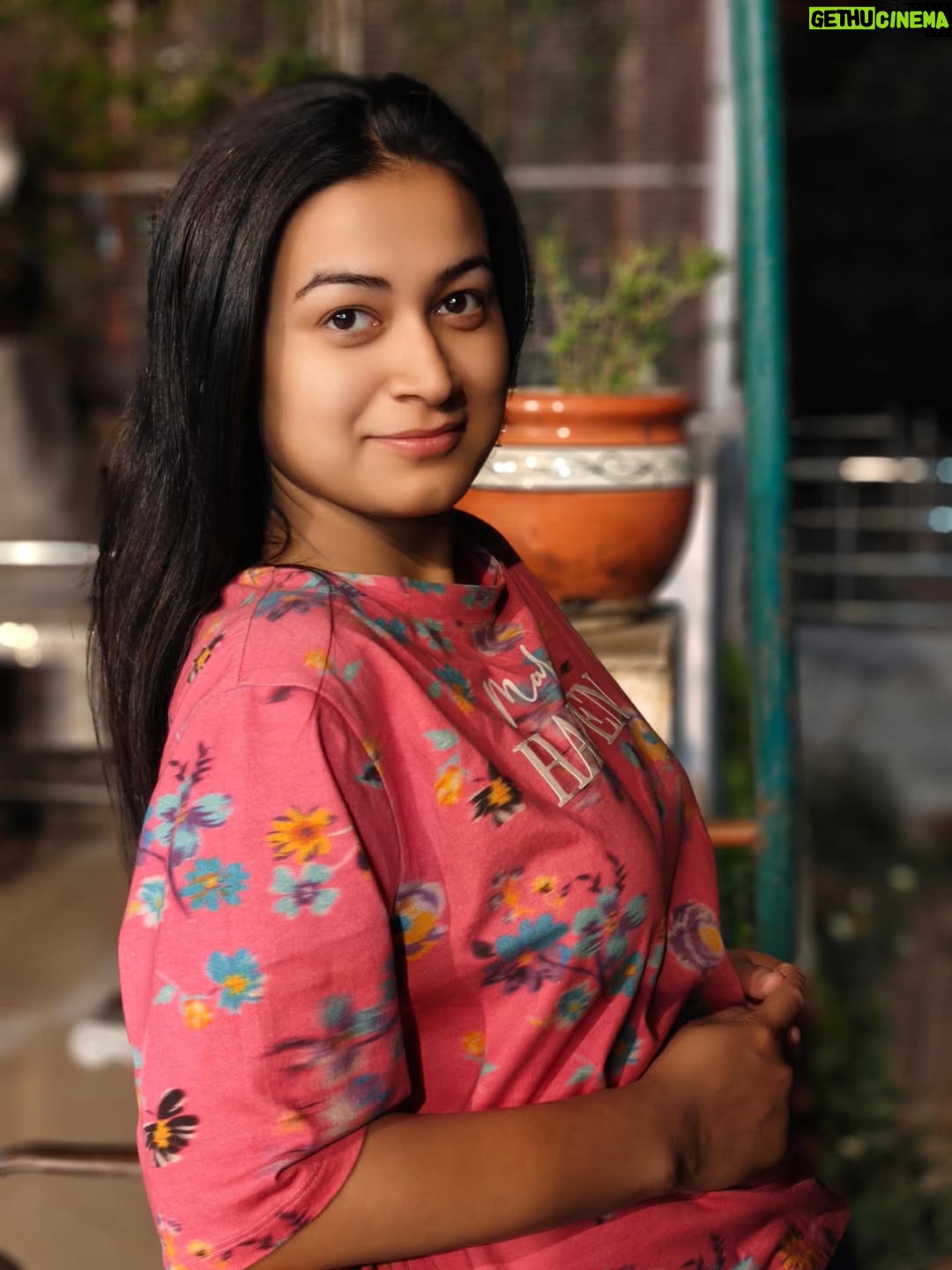 Raksha Upadhyay - 3 Likes - ✨ "सुनो, इश्क़ हो तुम..." ✨
कभी किसी ने तुम्हें कहा है कि तुम्हारी आँखें सिर्फ आँखें नहीं...
 एक पूरी कहानी हैं?
तुम्हारी इन आंखों में जब मैं खुद को महसूस करती हूं, तो लगता है जैसे ज़िंदगी का सबसे खूबसूरत सफ़र वहीं रुक गया हो।
आईने में जब भी देखना, अपनी उन आँखों की गहराई में मेरा प्यार महसूस करना... क्योंकि ये इश्क़ सिर्फ लफ़्ज़ों का नहीं, रूह का है।
तुम इन आँखों में हमेशा मेरी दास्तां बने रहना... और मैं तुम्हारी इन निगाहों का मुकम्मल सफ़र। ❤️

🌸 प्यार सिर्फ कहा नहीं जाता... महसूस भी किया जाता है।
तो बताओ... क्या कभी किसी की आँखों में खुद को देखा है? 👀✨
कमेन्ट में मुझे बताओ, तुम्हें किसकी आँखें सबसे ज्यादा खूबसूरत लगती हैं? 💬

---

✅ Double-tap करो अगर ये पढ़कर तुम्हारे दिल में भी कोई नाम आया हो।
✅ इस पोस्ट को शेयर करो उस शख़्स के साथ जो तुम्हारे लिए सबसे खास है।

---

#IshqWaliFeel #DilKiBaat #HeartfeltVibes #LoveInWords #FeelTheLove #Hindipoetry #RomanticThoughts #InstaLove #DeepConnection #PyarKaSafar #SoulfulWords #DearRaksha #DearRaksha #dear_raksha