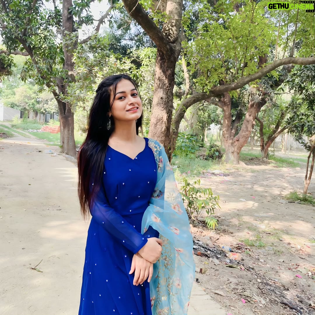 Raksha Upadhyay - 3 Likes - उसने पूछा तुम इतना बोलती क्यूं हो..???
उसको क्या पता कि ये दुनिया सिमटी है तो सिर्फउसी के पास है और सारी बातें घूमती उसी के चारों ओर है...किसी और से तो बात तक नहीं की जाती और उसके सामने न जाने कहां से इतनी बातें कही जाती.. वो मेरा पसंदीदा शख्स जो ठहरा...❤️