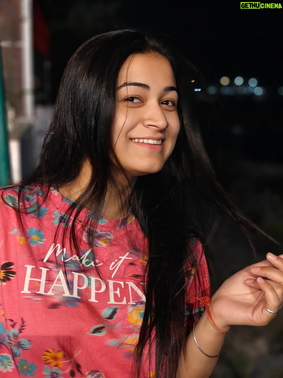 Raksha Upadhyay - 3 Likes - ✨ "सुनो, इश्क़ हो तुम..." ✨
कभी किसी ने तुम्हें कहा है कि तुम्हारी आँखें सिर्फ आँखें नहीं...
 एक पूरी कहानी हैं?
तुम्हारी इन आंखों में जब मैं खुद को महसूस करती हूं, तो लगता है जैसे ज़िंदगी का सबसे खूबसूरत सफ़र वहीं रुक गया हो।
आईने में जब भी देखना, अपनी उन आँखों की गहराई में मेरा प्यार महसूस करना... क्योंकि ये इश्क़ सिर्फ लफ़्ज़ों का नहीं, रूह का है।
तुम इन आँखों में हमेशा मेरी दास्तां बने रहना... और मैं तुम्हारी इन निगाहों का मुकम्मल सफ़र। ❤️

🌸 प्यार सिर्फ कहा नहीं जाता... महसूस भी किया जाता है।
तो बताओ... क्या कभी किसी की आँखों में खुद को देखा है? 👀✨
कमेन्ट में मुझे बताओ, तुम्हें किसकी आँखें सबसे ज्यादा खूबसूरत लगती हैं? 💬

---

✅ Double-tap करो अगर ये पढ़कर तुम्हारे दिल में भी कोई नाम आया हो।
✅ इस पोस्ट को शेयर करो उस शख़्स के साथ जो तुम्हारे लिए सबसे खास है।

---

#IshqWaliFeel #DilKiBaat #HeartfeltVibes #LoveInWords #FeelTheLove #Hindipoetry #RomanticThoughts #InstaLove #DeepConnection #PyarKaSafar #SoulfulWords #DearRaksha #DearRaksha #dear_raksha