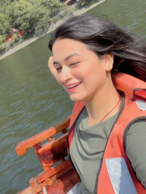 Raksha Upadhyay Instagram - कभी-कभी ज़िंदगी की सबसे बड़ी खुशियाँ किसी बड़ी जगह या महंगे होटल में नहीं मिलतीं…
वो बस एक नाव में मिल जाती हैं, जब लहरों की थपकी दिल को सुकून देती है।
आज Naini Lake की ठंडी हवा ने मन की सारी थकान छीन ली —
और उन नन्ही बत्तखों और मछलियों ने तो दिल ही चुरा लिया।
एक पल के लिए लगा, जैसे इंसान होना भूल जाऊँ —
बस एक मासूम मुसाफिर बन जाऊँ,
जो पानी की सतह पर तैरती खुशियों में अपनी छोटी-छोटी बातें भी बहा दे।
जब biscuit के छोटे टुकड़े उन नन्हे पंखों और पूंछों तक पहुँचे,
उनकी आँखों में जो भरोसा दिखा… वो priceless था।
शायद यही connection है — इंसान और प्रकृति के बीच… बिना किसी भाषा, बिना किसी शर्त।
काश! हर किसी को कभी न कभी ऐसी झील पर बैठकर
अपने दिल के बोझ को लहरों में उतारने का मौका मिले।
क्योंकि सुकून खरीदना मुश्किल है… पर ऐसे पलों में जीना आसान है।”* 🌿🦆🐟🛶💙
#NainiLake #BoatingDiaries #SoulfulMoments #DuckTales #FeedTheFish #TravelWithHeart #NatureLover #SimpleJoys #LifeByTheLake #ZindagiMilegiDobara