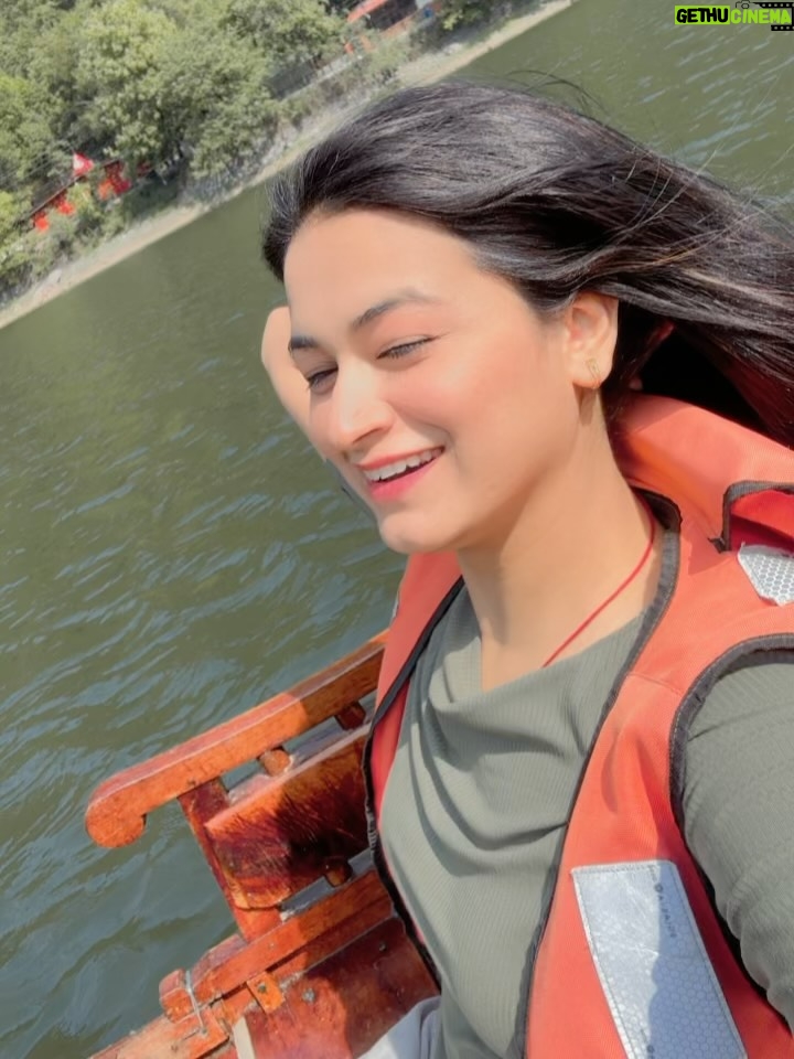Raksha Upadhyay - 3 Likes - कभी-कभी ज़िंदगी की सबसे बड़ी खुशियाँ किसी बड़ी जगह या महंगे होटल में नहीं मिलतीं…
वो बस एक नाव में मिल जाती हैं, जब लहरों की थपकी दिल को सुकून देती है।
आज Naini Lake की ठंडी हवा ने मन की सारी थकान छीन ली —
और उन नन्ही बत्तखों और मछलियों ने तो दिल ही चुरा लिया।

एक पल के लिए लगा, जैसे इंसान होना भूल जाऊँ —
बस एक मासूम मुसाफिर बन जाऊँ,
जो पानी की सतह पर तैरती खुशियों में अपनी छोटी-छोटी बातें भी बहा दे।

जब biscuit के छोटे टुकड़े उन नन्हे पंखों और पूंछों तक पहुँचे,
उनकी आँखों में जो भरोसा दिखा… वो priceless था।
शायद यही connection है — इंसान और प्रकृति के बीच… बिना किसी भाषा, बिना किसी शर्त।

काश! हर किसी को कभी न कभी ऐसी झील पर बैठकर
अपने दिल के बोझ को लहरों में उतारने का मौका मिले।
क्योंकि सुकून खरीदना मुश्किल है… पर ऐसे पलों में जीना आसान है।”* 🌿🦆🐟🛶💙

#NainiLake #BoatingDiaries #SoulfulMoments #DuckTales #FeedTheFish #TravelWithHeart #NatureLover #SimpleJoys #LifeByTheLake #ZindagiMilegiDobara