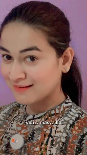 Raksha Upadhyay Instagram - क्या ज़रूरी है बदल जाना
या ख़ुद को छोड़ देना
ठीक वैसे ही जैसे
समंदर ने छोड़ रखा है
ख़ुद को खारा करके
कितनी मीठी नदियों के
मिल जाने के बाद भी...!
ना अपनी गहराई छोड़ी
ना अपने अंदर का खारापन
जो आया सबको समा लिया
पर ख़ुद को भुलने नहीं दिया
शायद यही हुनर है जीने का
कि सबको अपना लेना
और फिर भी अपने वजूद को
जिंदा रख लेना ....✍️✍️