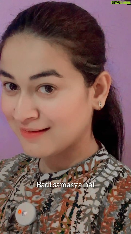 Raksha Upadhyay - 3 Likes - क्या ज़रूरी है बदल जाना
या ख़ुद को छोड़ देना
ठीक वैसे ही जैसे
समंदर ने छोड़ रखा है
ख़ुद को खारा करके
कितनी मीठी नदियों के
मिल जाने के बाद भी...!

ना अपनी गहराई छोड़ी
ना अपने अंदर का खारापन 
जो आया सबको समा लिया
पर ख़ुद को भुलने नहीं दिया
शायद यही हुनर है जीने का
कि सबको अपना लेना
और फिर भी अपने वजूद को
जिंदा रख लेना ....✍️✍️