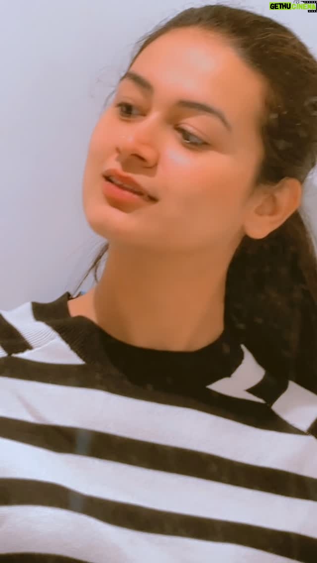 Raksha Upadhyay - 3 Likes - सही बताऊँ
तुम क्या हो.?
तुम हवा को वो झोका हो
जो छूता है तो सुकून भर देता है
तुम वो मुस्कुराहट हो
जो दिल को छू जाती है
तुम वो रौशनी हो
जो सुबह को ख़ूबसूरती देती है
तुम वो गजल हो
जो इश्क़ का मतलब समझाती है
...
सच बताऊँ
तुम... अपनी अहमियत
उससे पूछो
जिसके पास... तुम
नहीं हो..!!