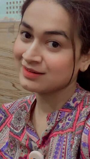 Raksha Upadhyay Instagram - कहते हैं वक्त बदलता है… और सच में बदलता भी है।
कभी लगता है सब बिखर रहा है,
कभी लगता है सब सँवर जाएगा।
पर ज़िंदगी के इस रथ में अगर कोई ऐसा हो…
जो तुम्हें आज़ादी भी दे और
तुम्हारी ग़लतियाँ भी आईने की तरह दिखा दे,
तो सफ़र आसान हो जाता है। 🛤️💭
शायद हर किसी के जीवन में एक ऐसा ‘सारथी’ होना चाहिए…
जो चुप्पी में भी समझ ले,
और ग़लत राह पर भी साथ देकर वापस सही मोड़ दिखा दे।
क्योंकि ज़िंदगी अकेले लड़ने का नाम नहीं…
बल्कि किसी अपने के साथ घर जैसी शांति ढूँढने का नाम है। 🏡❤️
👉 तुम बताओ, तुम्हारे जीवन का सारथी कौन है?
Comment करके उसका नाम ज़रूर लिखो… शायद आज उसी को ये पढ़ना ज़रूरी है 💌
”
---
#dearraksha #dear_raksha #poetry #reels
#LifeJourney #HomeVibes #SoulConnection #LifeQuotes #EmotionalHealing #TimeChanges #InnerPeace #LifeLessons #SafePlace #HomeIsNotAPlace #FreedomAndLove #LifeThoughts #CaptionForLife