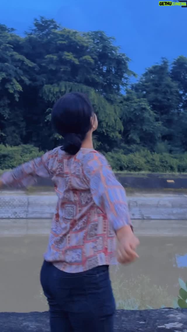 Raksha Upadhyay - 3 Likes - कुछ सवालों के जवाब नहीं होते,वो बस मन की शांति को तोड़ते हैं,दिल के रिश्तों पर खामोशियाँ छोड़ते हैं ऐसे सवाल सिर्फ तर्क नहीं मांगते,वो भावनाओं की जड़ों को काटते हैं,कभी-कभी चुप रह जाना ही सही होता है,हर सच कह देने से दिलों का भार हल्का नहीं होता,कई बार वो भार और बढ़ जाता है...✍🏻✍🏻