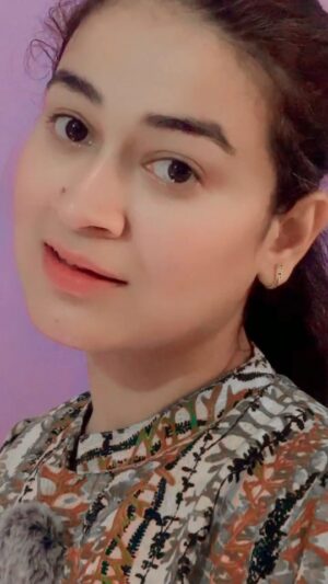 Raksha Upadhyay Instagram - ये भ्रम के भँवर में फँसे लोग
सच को स्वीकार करना तो दूर
उसकी तरफ़ देखना भी नहीं चाहते
मगन रहते हैं
अपने ही फैलाए झूठ के जाल में
कोई दिखाये जो सच का आईना
झटक परे उसे भी
अलग कर जाते हैं
ये भ्रम में फँसे लोग
खुद के भ्रम को टूटता बिखरता देख कर भी
रच लेते हैं एक और नये भ्रम को
अपने आस पास
मगर उससे निकलना
गवारा नहीं उनको
ये भ्रम में फँसे लोग भ्रम को ही अपनी असली दुनिया मान लेते हैं… ✍️✍️✍️