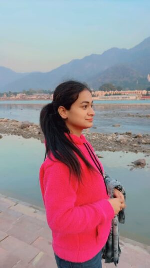Raksha Upadhyay Instagram - Tumse pyaar karna hamesha aasan nahi hai…
Kabhi tum bahut gussa ho jaate ho,
kabhi bahut chup ho jaate ho,
aur kabhi-kabhi aisi baatein bhi keh dete ho
jo kehni nahi chahiye hoti…
Phir bhi, mera dil tumhe tumhari har halat mein pyaar karta hai.
Main tumhe tab bhi apna leti hoon,
jab tum apne aap se bhi door ho jaate ho…
Aur haan, main tumse tab bhi pyaar karti rahungi
jab tum mujhse pyaar na bhi kar pao.
Kyuki mera rishta tumse sharton par nahi,
samarpan par tikka hai.
Main tumhari hoon, aur hamesha rahungi… ♥️”
⸻
💬
👉 Aap bhi kisi ko uski har halat mein apnaate ho? Comments mein apni kahani share kijiye ✨
⸻
🔖#dearraksha #dear_raksha #poetry
#DearRaksha #UnconditionalLove #DilKiBaat #RealLove #PremKiKahani #SoulfulThoughts #RelationshipGoals #ForeverLove #TrueFeelings