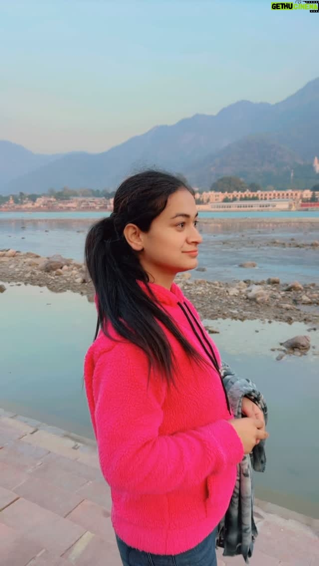 Raksha Upadhyay - 3 Likes - Tumse pyaar karna hamesha aasan nahi hai…
Kabhi tum bahut gussa ho jaate ho,
kabhi bahut chup ho jaate ho,
aur kabhi-kabhi aisi baatein bhi keh dete ho
jo kehni nahi chahiye hoti…

Phir bhi, mera dil tumhe tumhari har halat mein pyaar karta hai.
Main tumhe tab bhi apna leti hoon,
jab tum apne aap se bhi door ho jaate ho…

Aur haan, main tumse tab bhi pyaar karti rahungi
jab tum mujhse pyaar na bhi kar pao.
Kyuki mera rishta tumse sharton par nahi,
samarpan par tikka hai.
Main tumhari hoon, aur hamesha rahungi… ♥️”

⸻

💬
👉 Aap bhi kisi ko uski har halat mein apnaate ho? Comments mein apni kahani share kijiye ✨

⸻

🔖#dearraksha #dear_raksha #poetry 
#DearRaksha #UnconditionalLove #DilKiBaat #RealLove #PremKiKahani #SoulfulThoughts #RelationshipGoals #ForeverLove #TrueFeelings
