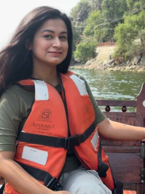 Raksha Upadhyay Instagram - कभी-कभी ज़िंदगी की सबसे बड़ी खुशियाँ किसी बड़ी जगह या महंगे होटल में नहीं मिलतीं…
वो बस एक नाव में मिल जाती हैं, जब लहरों की थपकी दिल को सुकून देती है।
आज Naini Lake की ठंडी हवा ने मन की सारी थकान छीन ली —
और उन नन्ही बत्तखों और मछलियों ने तो दिल ही चुरा लिया।
एक पल के लिए लगा, जैसे इंसान होना भूल जाऊँ —
बस एक मासूम मुसाफिर बन जाऊँ,
जो पानी की सतह पर तैरती खुशियों में अपनी छोटी-छोटी बातें भी बहा दे।
जब biscuit के छोटे टुकड़े उन नन्हे पंखों और पूंछों तक पहुँचे,
उनकी आँखों में जो भरोसा दिखा… वो priceless था।
शायद यही connection है — इंसान और प्रकृति के बीच… बिना किसी भाषा, बिना किसी शर्त।
काश! हर किसी को कभी न कभी ऐसी झील पर बैठकर
अपने दिल के बोझ को लहरों में उतारने का मौका मिले।
क्योंकि सुकून खरीदना मुश्किल है… पर ऐसे पलों में जीना आसान है।”* 🌿🦆🐟🛶💙
#NainiLake #BoatingDiaries #SoulfulMoments #DuckTales #FeedTheFish #TravelWithHeart #NatureLover #SimpleJoys #LifeByTheLake #ZindagiMilegiDobara