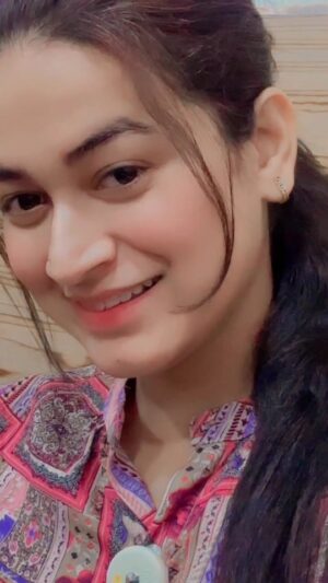 Raksha Upadhyay Instagram - असली मायनों में, मैं ज़िंदगी के उस पड़ाव पर हूँ —
जहाँ अब दौड़, दिखावा और हर दिन की उलझनें पीछे छूट गई हैं।
यहाँ एक शांत हवा बहती है, जो सब कुछ समेट लेती है — विचारों की हलचल, दिल की बेचैनी और उन सब चाहतों की गड़बड़ी जिन्हें मैं अब आगे नहीं बढ़ने देता।
शांति मेरे लिए कोई पलिकित एहसास नहीं, बल्कि एक तरीका बन चुकी है।
मैंने सीखा है कि सबसे बड़ी ताकत चुप्पी में, ठहराव में और अपने भीतर की आवाज़ को सुनने में है।
अब मेरी प्राथमिकता वही है जो मुझे पूरा करे — भीतर से, बिना शोर के, बिना किसी प्रमाण के।
क्योंकि असली जीत वही है जब तुम बाहर की दुनिया से नहीं, अपने अंदर की दुनिया से खुश रह सको। 🌿✨
⸻
अगर तुम भी किसी ऐसे पड़ाव पर पहुँच चुके हो जहाँ शांति तुम्हारे लिए सब कुछ है, तो कमेंट में लिखो “शांति” और इस पोस्ट को उस दोस्त के साथ शेयर करो जिसे भी यह सुकून चाहिए।
Tell me — आज तुमारी सबसे बड़ी चाहत क्या है: peace या success? 👇
⸻
🔖 #dearraksha #dear_raksha
#Shanti #InnerPeace #DearRaksha #ZindagiKaPadaav #SoulfulLiving #PeaceOverHustle #MindfulLiving #Sukoon #LifeReflections #CalmWithin #SelfCare #EmotionalWellness #HindiCaptions #LongCaption #dearrakshavibes