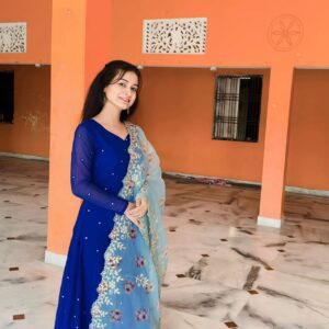 Raksha Upadhyay Instagram - उसने पूछा तुम इतना बोलती क्यूं हो..???
उसको क्या पता कि ये दुनिया सिमटी है तो सिर्फउसी के पास है और सारी बातें घूमती उसी के चारों ओर है...किसी और से तो बात तक नहीं की जाती और उसके सामने न जाने कहां से इतनी बातें कही जाती.. वो मेरा पसंदीदा शख्स जो ठहरा...❤️