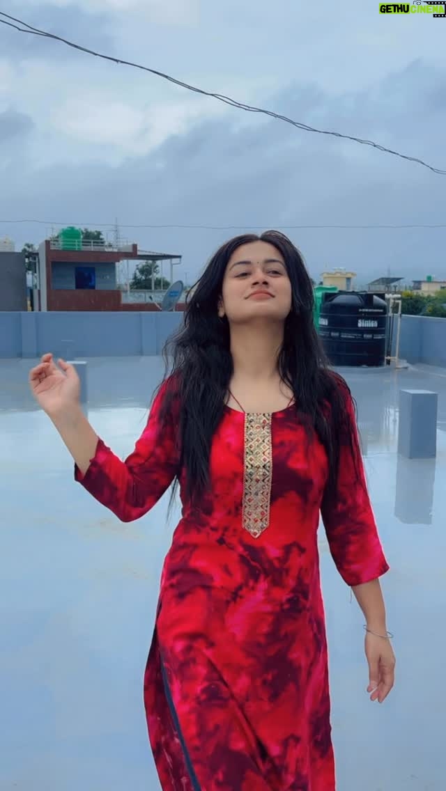 Raksha Upadhyay - 3 Likes - Meri Mumma hamesha kehti hain…💫
Relationships kabhi bhi perfect nahi hote,
woh bas do insaanon ka ek decision hote hain—
sath nibhaane ka, har situation mein khade rehne ka.

Jo sach mein aapke liye bante hain,
woh bina zyada explain kiye bhi aapko samajh lete hain…
aur wahi chhoti-chhoti yaadein,
kabhi ek chhoti si muskaan ban kar dil ko halka kar deti hain। 🌸

Lekin… jab koi rishta bojh banne lage,
to usse pakad kar rakhna nahi,
chhod dena hi sahi hota hai…
kyunki asli pyaar aapko free karta hai, cage nahi। ♥️”

⸻

💬
👉 Aapke hisaab se rishton mein samajhna zyada zaroori hai ya samjhaya jaana?
Comments mein apna opinion zaroor share karo 🌼

⸻

🔖#dearraksha #dear_raksha #poetry #reels 
#RelationshipTalks #MummaKiAdvice #TrueLoveWisdom #LoveAndLife #DearRaksha #DilKiBaat #SoulfulWords #LifeLessons #EmotionalQuotes
