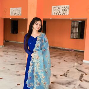 Raksha Upadhyay Instagram - उसने पूछा तुम इतना बोलती क्यूं हो..???
उसको क्या पता कि ये दुनिया सिमटी है तो सिर्फउसी के पास है और सारी बातें घूमती उसी के चारों ओर है...किसी और से तो बात तक नहीं की जाती और उसके सामने न जाने कहां से इतनी बातें कही जाती.. वो मेरा पसंदीदा शख्स जो ठहरा...❤️