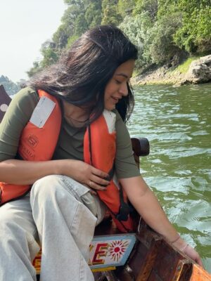 Raksha Upadhyay Instagram - कभी-कभी ज़िंदगी की सबसे बड़ी खुशियाँ किसी बड़ी जगह या महंगे होटल में नहीं मिलतीं…
वो बस एक नाव में मिल जाती हैं, जब लहरों की थपकी दिल को सुकून देती है।
आज Naini Lake की ठंडी हवा ने मन की सारी थकान छीन ली —
और उन नन्ही बत्तखों और मछलियों ने तो दिल ही चुरा लिया।
एक पल के लिए लगा, जैसे इंसान होना भूल जाऊँ —
बस एक मासूम मुसाफिर बन जाऊँ,
जो पानी की सतह पर तैरती खुशियों में अपनी छोटी-छोटी बातें भी बहा दे।
जब biscuit के छोटे टुकड़े उन नन्हे पंखों और पूंछों तक पहुँचे,
उनकी आँखों में जो भरोसा दिखा… वो priceless था।
शायद यही connection है — इंसान और प्रकृति के बीच… बिना किसी भाषा, बिना किसी शर्त।
काश! हर किसी को कभी न कभी ऐसी झील पर बैठकर
अपने दिल के बोझ को लहरों में उतारने का मौका मिले।
क्योंकि सुकून खरीदना मुश्किल है… पर ऐसे पलों में जीना आसान है।”* 🌿🦆🐟🛶💙
#NainiLake #BoatingDiaries #SoulfulMoments #DuckTales #FeedTheFish #TravelWithHeart #NatureLover #SimpleJoys #LifeByTheLake #ZindagiMilegiDobara
