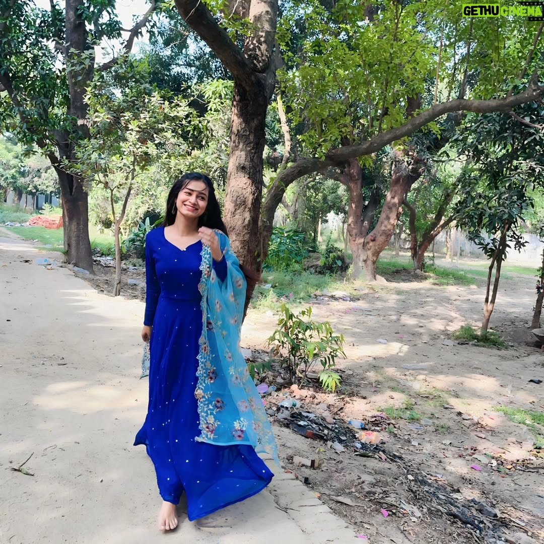 Raksha Upadhyay - 3 Likes - उसने पूछा तुम इतना बोलती क्यूं हो..???
उसको क्या पता कि ये दुनिया सिमटी है तो सिर्फउसी के पास है और सारी बातें घूमती उसी के चारों ओर है...किसी और से तो बात तक नहीं की जाती और उसके सामने न जाने कहां से इतनी बातें कही जाती.. वो मेरा पसंदीदा शख्स जो ठहरा...❤️