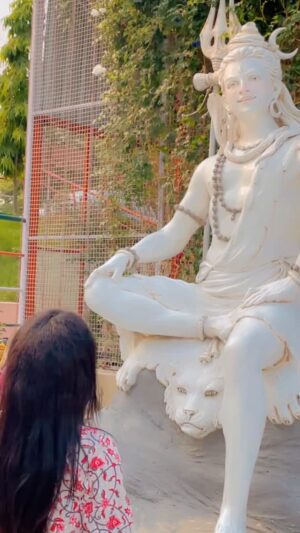 Raksha Upadhyay Instagram - “Sabne kaha – wo to bairagi hai,
kya wo prem ko samajh paayega?
Par jisko duniya vairagya ka roop maan baithi thi,
usi ne to sansar ko prem ki nayi paribhasha samjhayi. ♥️🌸
Prem ka matlab sirf moh-maya nahi,
prem ka matlab hai samarpan,
prem ka matlab hai samajhna,
aur prem ka matlab hai khud ko bhool kar
kisi aur mein apna astitva paana.
Aur yahi toh sikhaate hain shiv Parvati …
ki bairag ho ya moh,
ant mein prem hi asli marg hai.” 🌿✨
⸻
💬
👉 Aapke liye prem ki sabse khoobsurat paribhasha kya hai? Comments mein likhiye 💭
⸻
🔖
#DearRaksha #PremKiParibhasha #RadhaKrishnaPrem #Bairagi #LoveBeyond #SpiritualLove #DilKiBaat #SoulfulQuotes #PremAurVairagya #HeartfeltWords