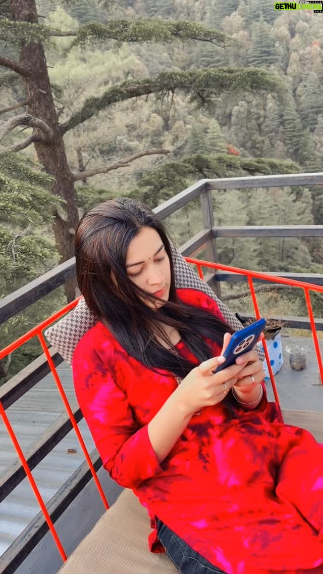 Raksha Upadhyay - 3 Likes - कहाँ हो तुम 
वाजिब सवाल था ये
जवाब नहीं मिला 
…नहीं कोई गिला

खामोशी ने तुम्हारी 
था मेरे सब्र को तोड़ा 
तुम रहे आस पास हमेशा 
दूरी का एहसास मगर बना रहा

कह देते तुम जो दिल में था
न बिखरता वो सब कुछ 
जो हमारे हक में था…

खैर…
अब फ़क़त याद शेष है
संग काश… जैसे 
चंद अफ़सोस भी है

सुनो…
नहीं, अब नहीं लौटना
मगर एक आख़िरी बार 
पलट कर जरूर देखना ✍🏻✍🏻