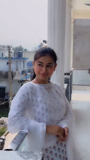 Raksha Upadhyay Instagram - हम भले ही खुद को साधारण समझें,लेकिन किसी के लिए हम सुकून,दुआ और खुशी की वजह होते हैं।अपने लिए नहीं,बल्कि उन लोगों केलिए हमें अपना ख्यालरखना चाहिए जिनकी ज़िंदगी हमारी मौजूदगी से आसानहो जाती है।तो बस अब उसका ख्याल नही करना जो मेरे ख्याल में है अब उसके लिए जीना है जिसका हम ख्वाब है। ✨❤️🔥