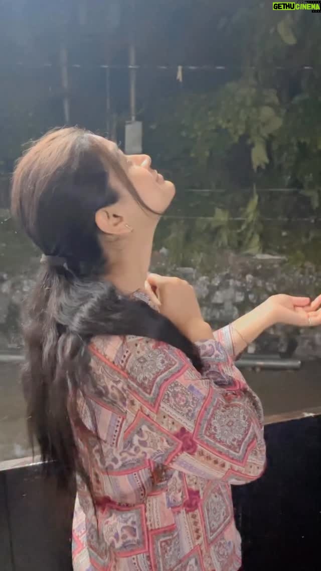 Raksha Upadhyay - 3 Likes - Suno… मेरे सहर में बरसात हो रही है,
और हर बूंद एक-एक करके तेरा अपना सा गीत गा रही है।
सड़कें नम हैं, हवा में खामोशी है, और मैं सोचती हूँ —
क्या तुम भी कहीं किसी कोने में भीग रहे हो?
क्या तुम्हारे भी आँखों में वही बारिश समाई है,
जो मेरे दिल में गिर रही है?

बारिश कभी सिर्फ मौसम नहीं होती —
ये यादें, खामोशियां और उन अधूरी बातों की गूँज भी होती है।
अगर तुम रो रहे हो, तो जान लो — उस दर्द की आवाज़ मेरे दिल तक भी पहुँचती है।
और अगर तुम मुस्कुरा रहे हो, तो मेरी बारिश भी खुश है।
क्योंकि मौसम चाहे जो भी हो… तुम जहां हो, वही मेरी दुनिया में बसता है। 💭❤️

⸻

💬 
अगर तुम्हारे भी दिल में कोई है जिसकी यादों से बारिश और भीग जाती है, तो उसे tag करो या कमेंट में बताओ — क्या तुम भी बारिश में किसी को याद करते हो? 🌧️👇

⸻

🔖 #dearraksha #dear_raksha 
#RainyFeels #BarishKiYaadein #DilKiBaat #DearRaksha #EmotionalVibes #RainAndMemories #SoulConnection #HindiCaption #FeelTheRain #RomanticRain #dilseloveyou❤️