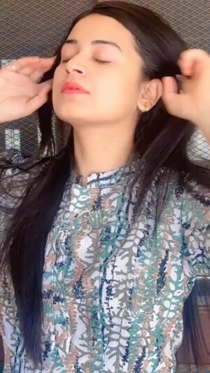 Raksha Upadhyay Instagram - कभी–कभी लफ़्ज़ कम पड़ जाते हैं,
और आँखें सब कुछ कह देती हैं…✨
अगर कभी नज़रों से ही दिल की बात कहनी पड़े,
तो आप किसे देखकर कहना चाहोगे? 💭
⸻
💬
❤️ इस रील को उस special one को भेजो जिसे तुम बिना बोले सब कुछ कहना चाहते हो।
👇 Comments में लिखो — “किसकी आँखें तुम्हारी सबसे बड़ी कमजोरी हैं?”
⸻
🔖
#NazreinKehJatiHain #DilKiBaat #SoulfulConnection #LoveVibes #InstaReels #HeartTalks #DearRaksha #HaqSePyaar #AnkheinBoltiHain #InLove