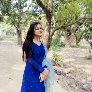 Raksha Upadhyay Instagram - उसने पूछा तुम इतना बोलती क्यूं हो..???
उसको क्या पता कि ये दुनिया सिमटी है तो सिर्फउसी के पास है और सारी बातें घूमती उसी के चारों ओर है...किसी और से तो बात तक नहीं की जाती और उसके सामने न जाने कहां से इतनी बातें कही जाती.. वो मेरा पसंदीदा शख्स जो ठहरा...❤️