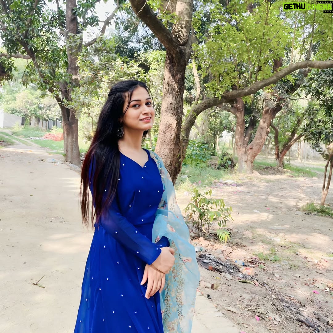 Raksha Upadhyay - 3 Likes - उसने पूछा तुम इतना बोलती क्यूं हो..???
उसको क्या पता कि ये दुनिया सिमटी है तो सिर्फउसी के पास है और सारी बातें घूमती उसी के चारों ओर है...किसी और से तो बात तक नहीं की जाती और उसके सामने न जाने कहां से इतनी बातें कही जाती.. वो मेरा पसंदीदा शख्स जो ठहरा...❤️