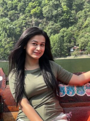 Raksha Upadhyay Instagram - कभी-कभी ज़िंदगी की सबसे बड़ी खुशियाँ किसी बड़ी जगह या महंगे होटल में नहीं मिलतीं…
वो बस एक नाव में मिल जाती हैं, जब लहरों की थपकी दिल को सुकून देती है।
आज Naini Lake की ठंडी हवा ने मन की सारी थकान छीन ली —
और उन नन्ही बत्तखों और मछलियों ने तो दिल ही चुरा लिया।
एक पल के लिए लगा, जैसे इंसान होना भूल जाऊँ —
बस एक मासूम मुसाफिर बन जाऊँ,
जो पानी की सतह पर तैरती खुशियों में अपनी छोटी-छोटी बातें भी बहा दे।
जब biscuit के छोटे टुकड़े उन नन्हे पंखों और पूंछों तक पहुँचे,
उनकी आँखों में जो भरोसा दिखा… वो priceless था।
शायद यही connection है — इंसान और प्रकृति के बीच… बिना किसी भाषा, बिना किसी शर्त।
काश! हर किसी को कभी न कभी ऐसी झील पर बैठकर
अपने दिल के बोझ को लहरों में उतारने का मौका मिले।
क्योंकि सुकून खरीदना मुश्किल है… पर ऐसे पलों में जीना आसान है।”* 🌿🦆🐟🛶💙
#NainiLake #BoatingDiaries #SoulfulMoments #DuckTales #FeedTheFish #TravelWithHeart #NatureLover #SimpleJoys #LifeByTheLake #ZindagiMilegiDobara