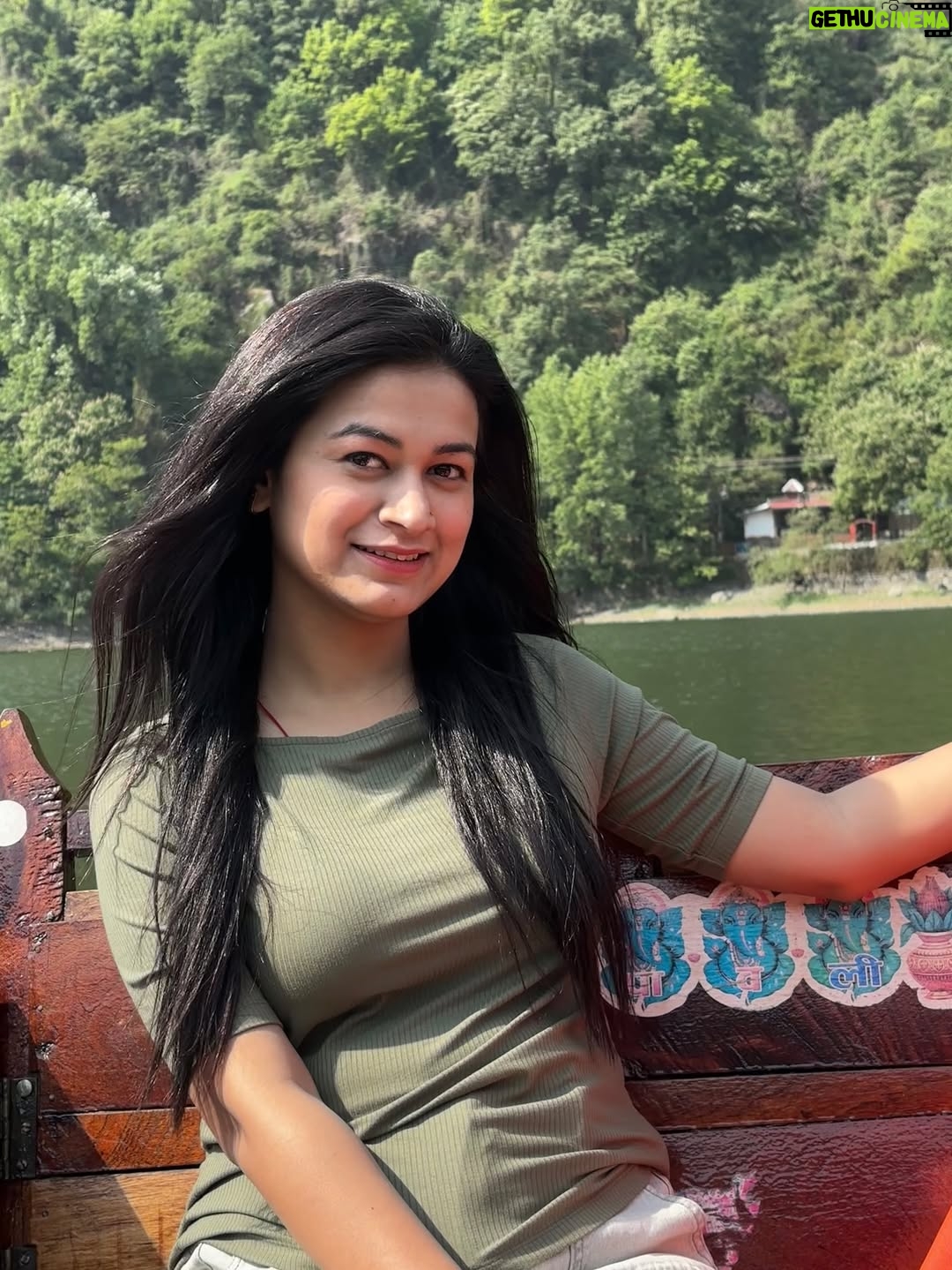 Raksha Upadhyay - 3 Likes - कभी-कभी ज़िंदगी की सबसे बड़ी खुशियाँ किसी बड़ी जगह या महंगे होटल में नहीं मिलतीं…
वो बस एक नाव में मिल जाती हैं, जब लहरों की थपकी दिल को सुकून देती है।
आज Naini Lake की ठंडी हवा ने मन की सारी थकान छीन ली —
और उन नन्ही बत्तखों और मछलियों ने तो दिल ही चुरा लिया।

एक पल के लिए लगा, जैसे इंसान होना भूल जाऊँ —
बस एक मासूम मुसाफिर बन जाऊँ,
जो पानी की सतह पर तैरती खुशियों में अपनी छोटी-छोटी बातें भी बहा दे।

जब biscuit के छोटे टुकड़े उन नन्हे पंखों और पूंछों तक पहुँचे,
उनकी आँखों में जो भरोसा दिखा… वो priceless था।
शायद यही connection है — इंसान और प्रकृति के बीच… बिना किसी भाषा, बिना किसी शर्त।

काश! हर किसी को कभी न कभी ऐसी झील पर बैठकर
अपने दिल के बोझ को लहरों में उतारने का मौका मिले।
क्योंकि सुकून खरीदना मुश्किल है… पर ऐसे पलों में जीना आसान है।”* 🌿🦆🐟🛶💙

#NainiLake #BoatingDiaries #SoulfulMoments #DuckTales #FeedTheFish #TravelWithHeart #NatureLover #SimpleJoys #LifeByTheLake #ZindagiMilegiDobara
