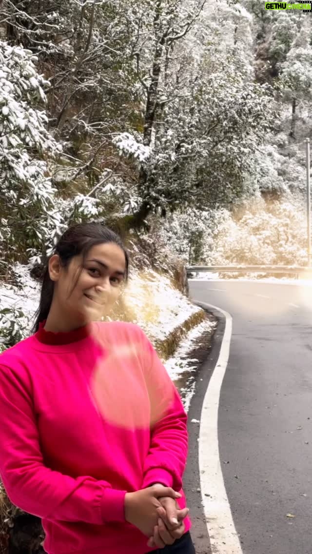Raksha Upadhyay - 3 Likes - ज़िंदगी के लमहों को 
हर्फ़ों में समेटने की
कोशिश की है 
हाँ मैंने ज़िंदगी से मोहब्बत की है..

डूबते सूरज और दरख़्त पर टंगे चाँद को 
आँखों में बसाने की 
खवाहिश की है 
हाँ मैंने ज़िंदगी से मोहब्बत की है..

टपकती ओस में कोहरे की चादर ओढ़े 
धुँध में ख़ुद को पाने की
चाहत की है
हाँ मैंने ज़िंदगी से मोहब्बत की है..

टूटे ख़्वाबों की खराशों से आहत दिल के 
आँसू छिपाने की
पुरज़ोर कोशिश की है 
हाँ मैंने ज़िंदगी से मोहब्बत की है..

बूँदों से उभरते धनक की उम्मीदों से 
बिखरे हौसलों को जोड़ने की
बरबस कोशिश की है 
हाँ मैंने ज़िंदगी से मोहब्बत की है..

यादों की गठरी में ज़िंदगी सहेज 
रेत से फिसलते लमहों को 
हर पल जीने की कोशिश की है 
हाँ मैंने ज़िंदगी से मोहब्बत की है..

धूप छांव के इस सफ़र में 
बेसबब रिश्तों में ज़िंदगी को छूने की
बेइंतहा कोशिश की है 
हाँ मैंने ज़िंदगी से मोहब्बत की है..

हर एक लम्हे को पुरसुकूँ जी
तितली से उड़ते लमहों को थामने की
मुसलसल कोशिश की है 
हाँ मैंने ज़िंदगी से मोहब्बत की है..

ज़िंदगीनुमा तार में 
हरफ़ो में समेटे 
दिल-ऐ-एहसास के
मोती पिरो रखे हैं,
कुछ लफ़्ज़ हैं मेरे 
ज़िंदगी के अफ़साने बयान करते हैं..✍🏻✍🏻✍🏻
