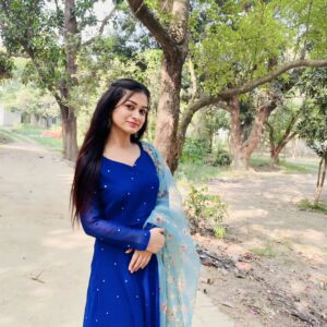 Raksha Upadhyay Instagram - उसने पूछा तुम इतना बोलती क्यूं हो..???
उसको क्या पता कि ये दुनिया सिमटी है तो सिर्फउसी के पास है और सारी बातें घूमती उसी के चारों ओर है...किसी और से तो बात तक नहीं की जाती और उसके सामने न जाने कहां से इतनी बातें कही जाती.. वो मेरा पसंदीदा शख्स जो ठहरा...❤️