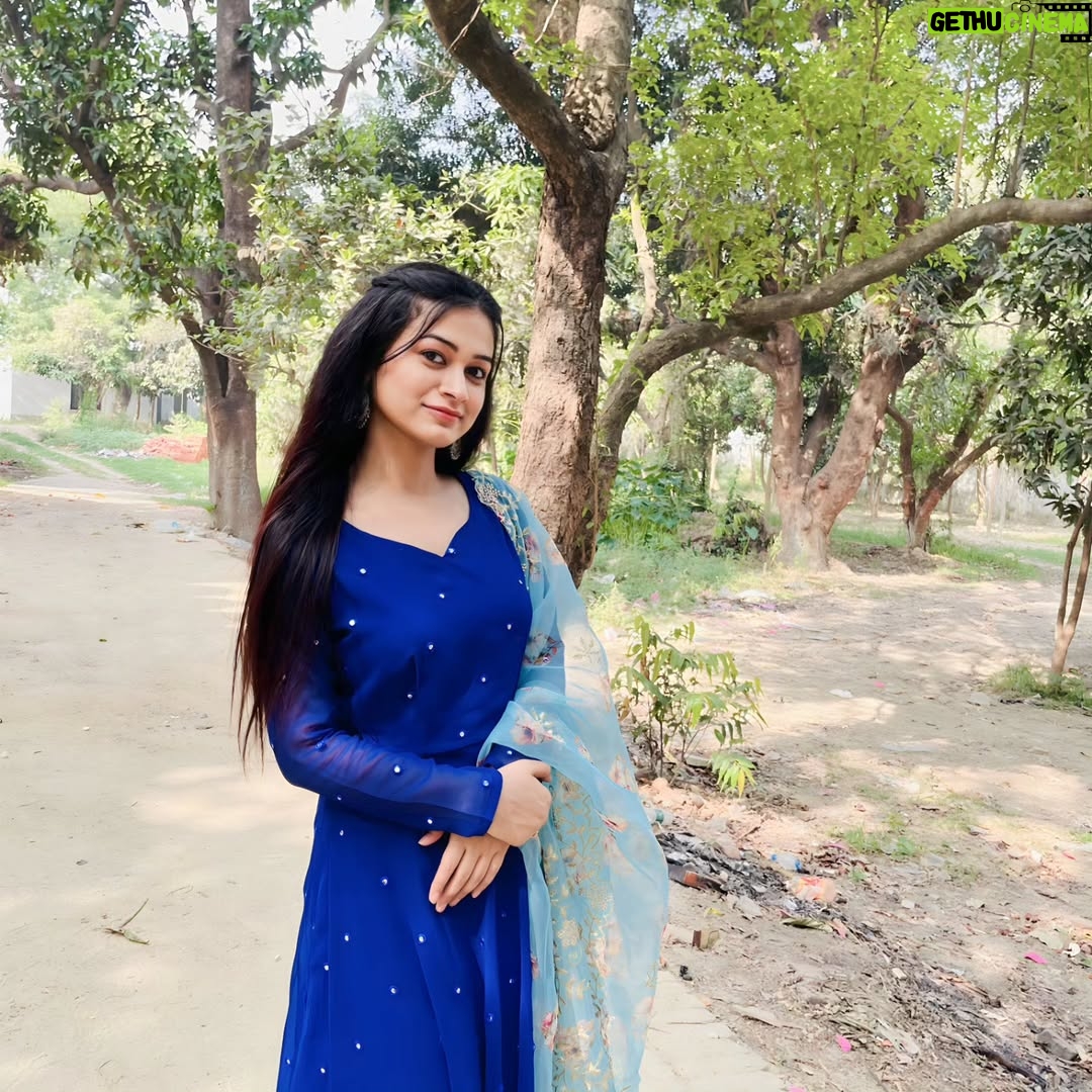 Raksha Upadhyay - 3 Likes - उसने पूछा तुम इतना बोलती क्यूं हो..???
उसको क्या पता कि ये दुनिया सिमटी है तो सिर्फउसी के पास है और सारी बातें घूमती उसी के चारों ओर है...किसी और से तो बात तक नहीं की जाती और उसके सामने न जाने कहां से इतनी बातें कही जाती.. वो मेरा पसंदीदा शख्स जो ठहरा...❤️
