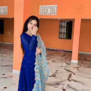 Raksha Upadhyay Instagram - उसने पूछा तुम इतना बोलती क्यूं हो..???
उसको क्या पता कि ये दुनिया सिमटी है तो सिर्फउसी के पास है और सारी बातें घूमती उसी के चारों ओर है...किसी और से तो बात तक नहीं की जाती और उसके सामने न जाने कहां से इतनी बातें कही जाती.. वो मेरा पसंदीदा शख्स जो ठहरा...❤️