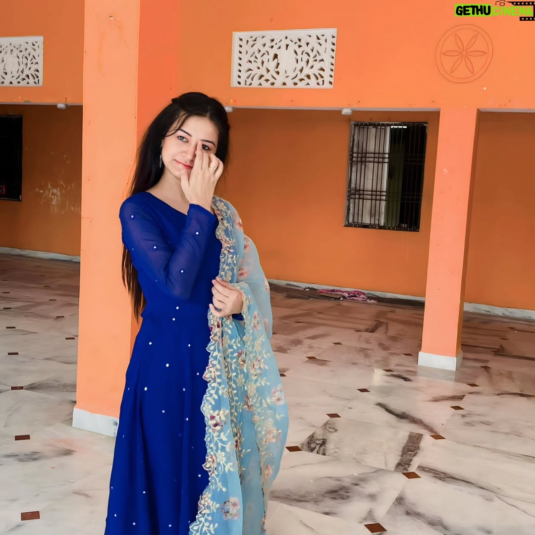 Raksha Upadhyay - 3 Likes - उसने पूछा तुम इतना बोलती क्यूं हो..???
उसको क्या पता कि ये दुनिया सिमटी है तो सिर्फउसी के पास है और सारी बातें घूमती उसी के चारों ओर है...किसी और से तो बात तक नहीं की जाती और उसके सामने न जाने कहां से इतनी बातें कही जाती.. वो मेरा पसंदीदा शख्स जो ठहरा...❤️