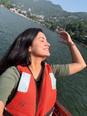 Raksha Upadhyay Instagram - कभी-कभी ज़िंदगी की सबसे बड़ी खुशियाँ किसी बड़ी जगह या महंगे होटल में नहीं मिलतीं…
वो बस एक नाव में मिल जाती हैं, जब लहरों की थपकी दिल को सुकून देती है।
आज Naini Lake की ठंडी हवा ने मन की सारी थकान छीन ली —
और उन नन्ही बत्तखों और मछलियों ने तो दिल ही चुरा लिया।
एक पल के लिए लगा, जैसे इंसान होना भूल जाऊँ —
बस एक मासूम मुसाफिर बन जाऊँ,
जो पानी की सतह पर तैरती खुशियों में अपनी छोटी-छोटी बातें भी बहा दे।
जब biscuit के छोटे टुकड़े उन नन्हे पंखों और पूंछों तक पहुँचे,
उनकी आँखों में जो भरोसा दिखा… वो priceless था।
शायद यही connection है — इंसान और प्रकृति के बीच… बिना किसी भाषा, बिना किसी शर्त।
काश! हर किसी को कभी न कभी ऐसी झील पर बैठकर
अपने दिल के बोझ को लहरों में उतारने का मौका मिले।
क्योंकि सुकून खरीदना मुश्किल है… पर ऐसे पलों में जीना आसान है।”* 🌿🦆🐟🛶💙
#NainiLake #BoatingDiaries #SoulfulMoments #DuckTales #FeedTheFish #TravelWithHeart #NatureLover #SimpleJoys #LifeByTheLake #ZindagiMilegiDobara