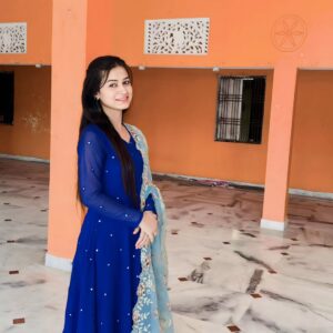 Raksha Upadhyay Instagram - उसने पूछा तुम इतना बोलती क्यूं हो..???
उसको क्या पता कि ये दुनिया सिमटी है तो सिर्फउसी के पास है और सारी बातें घूमती उसी के चारों ओर है...किसी और से तो बात तक नहीं की जाती और उसके सामने न जाने कहां से इतनी बातें कही जाती.. वो मेरा पसंदीदा शख्स जो ठहरा...❤️