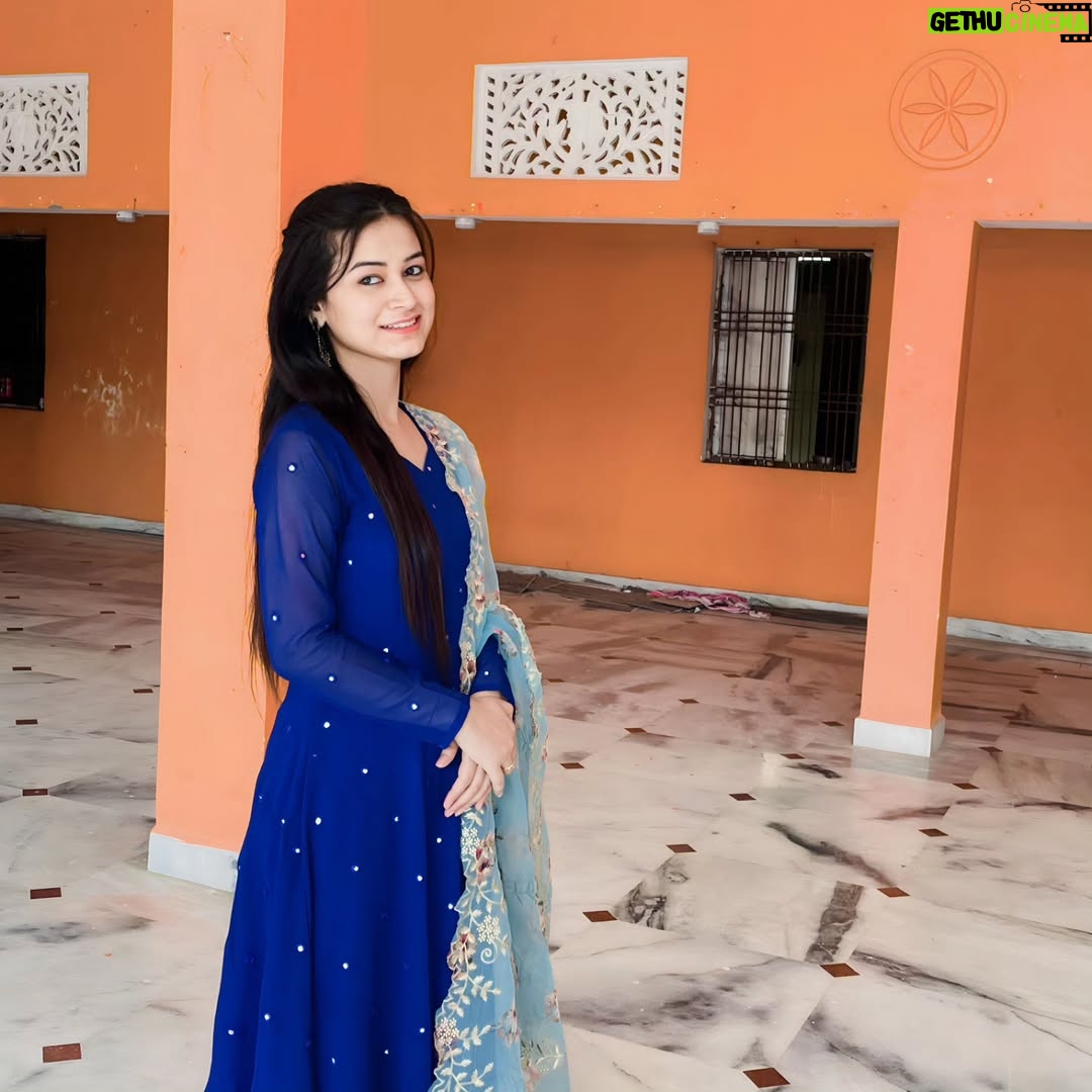 Raksha Upadhyay - 3 Likes - उसने पूछा तुम इतना बोलती क्यूं हो..???
उसको क्या पता कि ये दुनिया सिमटी है तो सिर्फउसी के पास है और सारी बातें घूमती उसी के चारों ओर है...किसी और से तो बात तक नहीं की जाती और उसके सामने न जाने कहां से इतनी बातें कही जाती.. वो मेरा पसंदीदा शख्स जो ठहरा...❤️