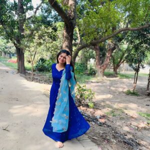 Raksha Upadhyay Instagram - उसने पूछा तुम इतना बोलती क्यूं हो..???
उसको क्या पता कि ये दुनिया सिमटी है तो सिर्फउसी के पास है और सारी बातें घूमती उसी के चारों ओर है...किसी और से तो बात तक नहीं की जाती और उसके सामने न जाने कहां से इतनी बातें कही जाती.. वो मेरा पसंदीदा शख्स जो ठहरा...❤️