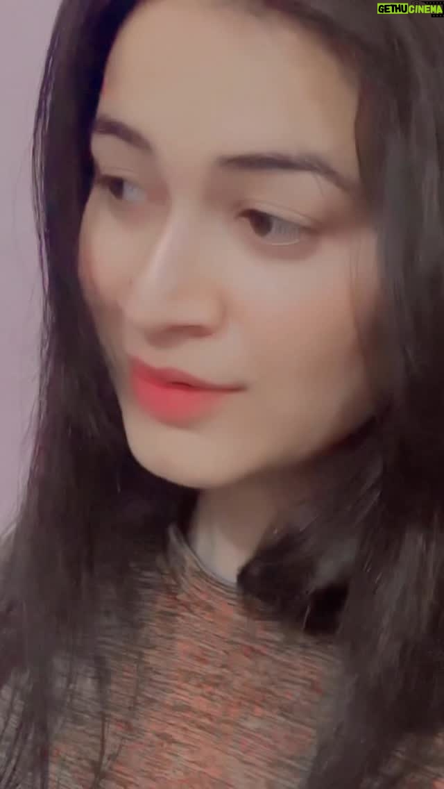 Raksha Upadhyay - 3 Likes - दूर से आती हुई आवाज़ कोई 
बज रहा हो जैसे साज़ कोई 
मधुर जलतरंग जैसे बारिश की बूंदे 
मद्धम मद्धम आगाज़ कोई ,
इश्क की परिधि में 
रंगा हुआ रंगरेज कोई 
मुझे इश्क है तुमसे 
कहता हुआ दरवेश कोई ... ✍️❤️